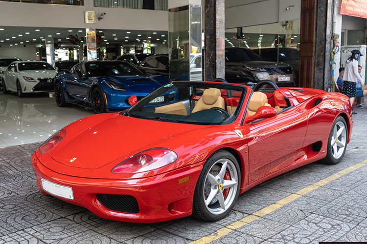 Động cơ trên Ferrari 360 Spider sẽ kết hợp cùng hộp số 6 cấp F1, nhờ đó, siêu xe mui trần của Ferrari 360 Modena sẽ chỉ mất thời gian 4,5 giây để tăng tốc từ vị trí xuất phát lên 100 km/h trước khi đạt vận tốc tối đa 288 km/h.