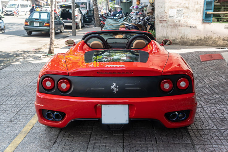 Siêu xe Ferrari 360 Spider sử dụng khối động cơ V8, dung tích 3.6 lít như Ferrari 360 Modena. "Trái tim" này trên bản mui trần sản sinh công suất tối đa 395 mã lực tại vòng tua máy 8.500 vòng/phút và mô-men xoắn cực đại 373 Nm tại vòng tua máy 4.750 vòng/phút. 