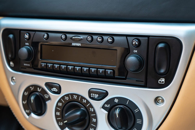 Sự an toàn của hành khách được đảm bảo nhờ khung kính chắn gió chắc chắn và các thanh cuộn. Do sử dụng toàn bộ cấu trúc bằng nhôm nhẹ, Ferrari 360 Spider chỉ nặng hơn 60 kg so với bản coupe.