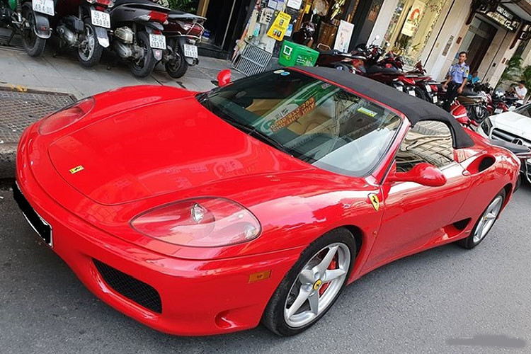 Ferrari 360 Spider đã được ra mắt tại Geneva Motor Show vào năm 2000 và nhanh chóng khiến các tay chơi trên thế giới mê mẫn với các đường nét thiết kế đẹp mắt, đầy lôi cuốn, hãng đã mang vào cho 360 Spider 1 chiếc mui mềm, có thể đóng hoặc mở trong thời gian gần 20 giây, quá trình thực hiện này chỉ thông qua 1 nút bấm.