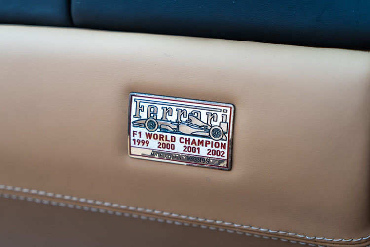 Bước vào khoang nội thất của Ferrari 360 Spider, điều đầu tiên có thể cảm nhận chính là sự tối giản trong thiết kế cùng vẻ thể thao, đem lại một sức hấp dẫn đặc biệt cho người lái.