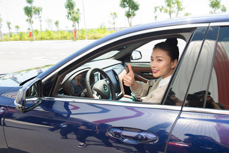 Trong khi đó, VinFast là “ngôi sao mới” của ngành công nghiệp sản xuất ô tô thế giới. Năm 2018, VinFast đã khiến cả thế giới phải trầm trồ nhắc tên Việt Nam khi có màn ra mắt ấn tượng tại triển lãm Paris Motor Show và được ghi nhận bằng giải thưởng danh giá “A star is born”.