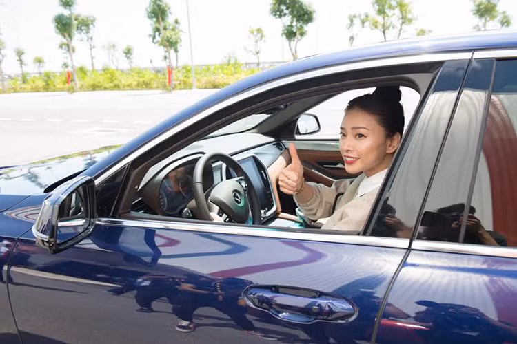 Trong khi đó, VinFast là “ngôi sao mới” của ngành công nghiệp sản xuất ô tô thế giới. Năm 2018, VinFast đã khiến cả thế giới phải trầm trồ nhắc tên Việt Nam khi có màn ra mắt ấn tượng tại triển lãm Paris Motor Show và được ghi nhận bằng giải thưởng danh giá “A star is born”.