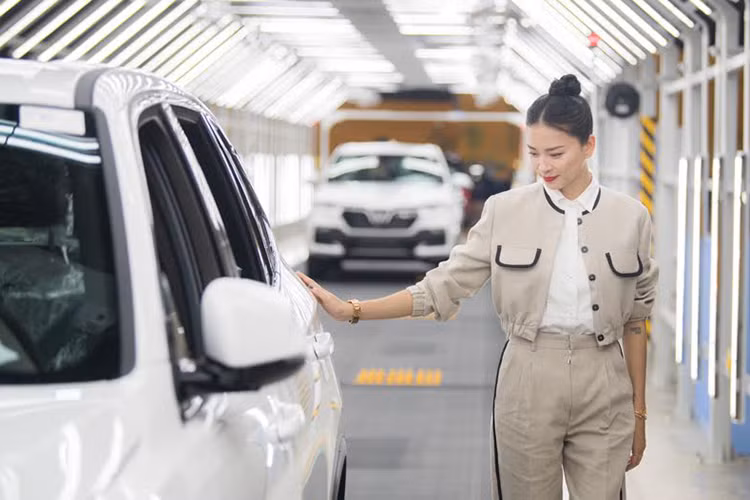 "Ngô Thanh Vân cũng chính là hình ảnh đại diện cho các khách hàng của VinFast - những con người năng động, hiểu biết và luôn bắt kịp xu hướng. VinFast hy vọng thông qua những dự án hợp tác sắp tới, đại sứ thương hiệu Ngô Thanh Vân sẽ giúp lan tỏa tinh thần VinFast tới đông đảo người tiêu dùng trong nước, đồng thời cùng thương hiệu ôtô Việt Nam tiến ra chinh phục thị trường thế giới”, bà Nguyễn Thị Vân Anh - Phó Tổng giám đốc Công ty VinFast cho biết.