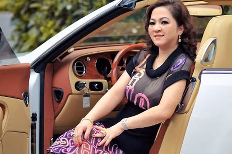 Chiếc xe siêu sang Bentley Mulsanne thế hệ mới này được doanh nhân Dũng "Lò Vôi" mua tặng cho bà Nguyễn Phương Hằng. Xe có ngoại thất sơn màu vàng nhạt và thuộc phiên bản trục cơ sở dài EWB. Giá bán chính hãng của mẫu xe này không dưới 50 tỷ đồng.