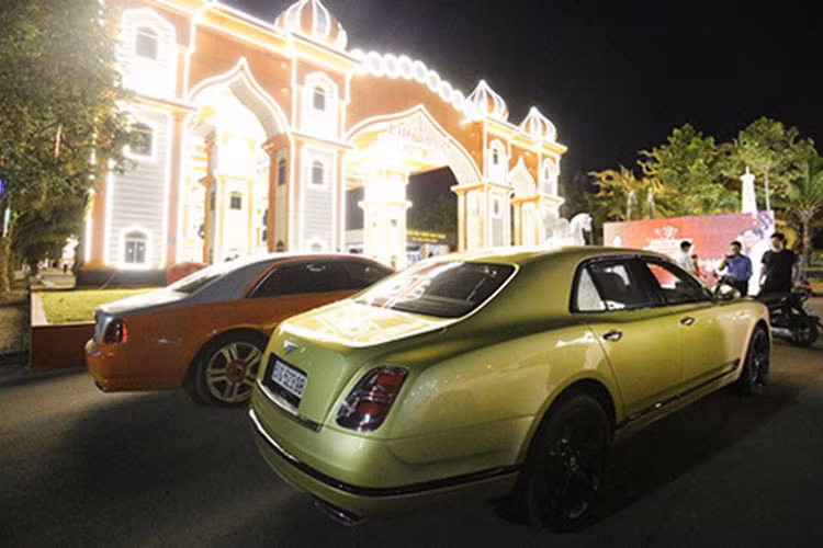 Chiếc Bentley Mulsanne thế hệ mới của vợ chồng bà Nguyễn Phương Hằng vẫn sử dụng động cơ V8, Biturbo, dung tích 6,75 lít, sản sinh công suất tối đa 505 mã lực và mô-men xoắn cực đại 1.020 Nm.