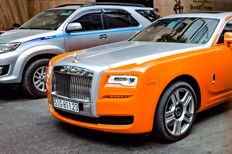 Chiếc Rolls-Royce Ghost Series II của vợ chồng bà Nguyễn Phương Hằng vẫn sử dụng khối động cơ V12, dung tích 6.6 lít, tăng áp kép, sản sinh công suất tối đa 592 mã lực và mô-men xoắn cực đại đạt 780 Nm. Chiếc xe siêu sang này cần đến thời gian 4,9 giây để tăng tốc lên 100 km/h từ vị trí xuất phát trước khi đạt vận tốc tối đa 250 km/h.