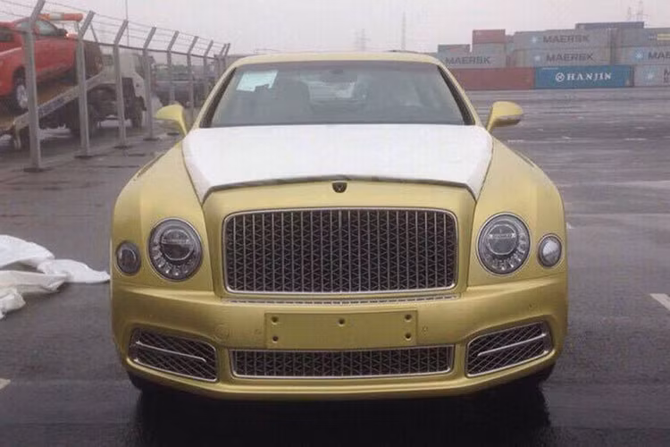 Ngoài Rolls-Royce Phantom và Rolls-Royce Ghost Series II, vợ chồng ông chủ Đại Nam từng mua chiếc Coupe siêu sang Rolls-Royce Wraith. Trong bãi đỗ xe tại căn biệt thự nằm ở quận 3, TP HCM, doanh nhân Dũng "Lò Vôi" còn có sự phục vụ của chiếc xe siêu sang Mercedes-Maybach S600 có giá không dưới 14 tỷ đồng và Bentley Continental GTC có giá không dưới 10 tỷ đồng.