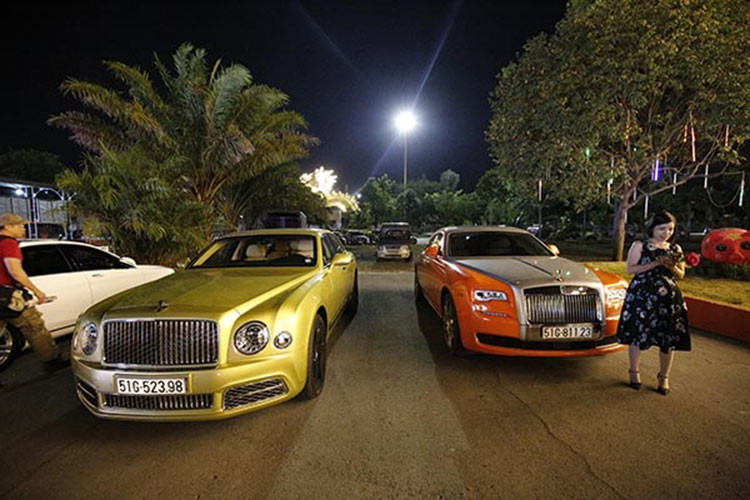 Động cơ kết hợp với hộp số tự động 8 cấp do ZF, nhờ đó, chiếc xe siêu sang này dễ dàng tăng tốc từ vị trí xuất phát lên 100 km/h chỉ trong vòng 5,1 giây trước khi đạt vận tốc tối đa 305 km/h. Đây cũng là một trong những chiếc Bentley Mulsanne hàng hiếm tại Việt Nam.