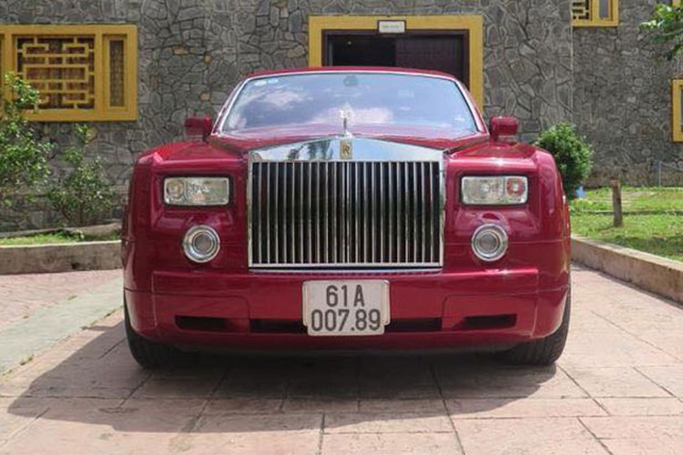 Rolls-Royce Phantom của bà Phương Hằng và chồng thuộc thế hệ đầu tiên, chiếc xe siêu sang này sở hữu khối động cơ V12, dung tích 6.75 lít, sản sinh công suất tối đa 453 mã lực ở vòng tua máy 5.350 vòng/phút, mô-men xoắn cực đại 720 Nm ở vòng tua 3.500 vòng/phút. Hộp số tự động 6 cấp. Tốc độ tối đa của Rolls-Royce Phantom là 250 km/h.