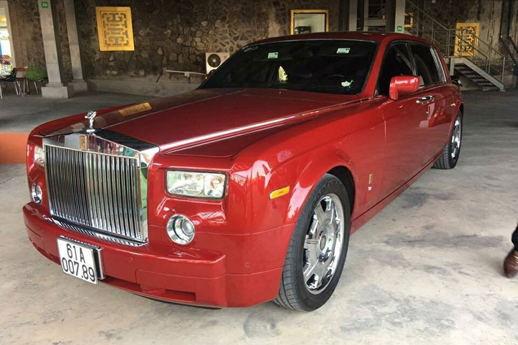 Trong đó, vợ chồng bà Nguyễn Phương Hằng ban đầu sở hữu chiếc xe siêu sang Rolls-Royce Phantom đời cũ mang biển kiểm soát 61A-007.89. Đây cũng là chiếc xe siêu sang Rolls-Royce đầu tiên tại Bình Dương vào thời điểm đó. Sau 1 thời gian dài, ông chủ của Đại Nam đã bán lại chiếc xe Rolls-Royce Phantom và thay vào đó là 2 chiếc Rolls-Royce Ghost Series II cũng như Rolls-Royce Wraith.