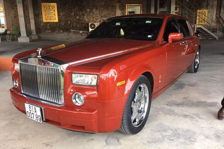 Trong đó, vợ chồng bà Nguyễn Phương Hằng ban đầu sở hữu chiếc xe siêu sang Rolls-Royce Phantom đời cũ mang biển kiểm soát 61A-007.89. Đây cũng là chiếc xe siêu sang Rolls-Royce đầu tiên tại Bình Dương vào thời điểm đó. Sau 1 thời gian dài, ông chủ của Đại Nam đã bán lại chiếc xe Rolls-Royce Phantom và thay vào đó là 2 chiếc Rolls-Royce Ghost Series II cũng như Rolls-Royce Wraith.