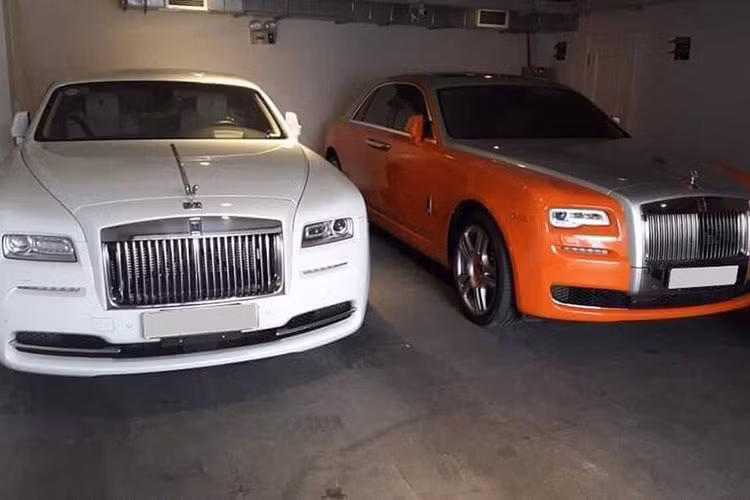 Được biết, ngoài thú vui sưu tập kim cương đắt tiền, vợ chồng của doanh nhân Huỳnh Uy Dũng hay còn gọi Dũng "Lò Vôi", ông chủ của khu du lịch Đại Nam Văn Hiến có niềm đam mê với các mẫu xe siêu sang, đặc biệt là 2 thương hiệu xe sieu sang Bentley và Rolls-Royce chục tỷ đồng.