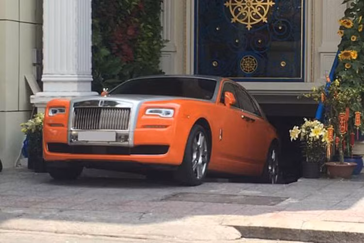 Ban đầu chiếc Rolls-Royce Phantom của ông chủ Đại Nam có màu sơn đen, nhưng sau đó đã được chủ nhân cho sơn lại màu đỏ. Hiện tại, chiếc xe siêu sang Rolls-Royce Phantom mang biển 61A-007.89 đã được Dũng "Lò Vôi" bán đi.