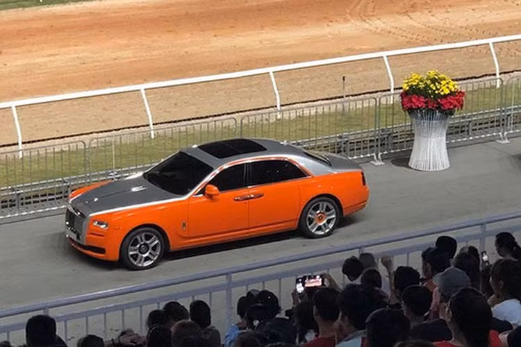 Sau khi đã bán đi Rolls-Royce Phantom, ông Dũng "Lò Vôi" cùng vợ đã chuyển sang mua Rolls-Royce Ghost phiên bản Series II, ngay sau đó, chiếc xe siêu sang này được ông chủ Đại Nam cho đi dán lại ngoại thất sang màu cam rất nổi bật và bắt mắt.