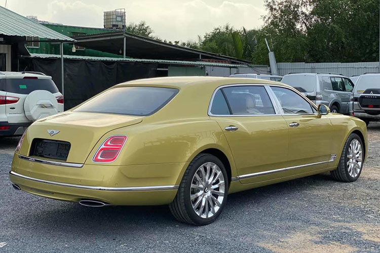 Khi những ngày Tết Nguyên đán đã đến khá cận kề cũng là lúc ông Dũng "Lò Vôi" nhận bàn giao chiếc xe siêu sang Bentley Mulsanne thế hệ mới đầu tiên tại Việt Nam. Chiếc xe này được đưa về nước từ tháng 3/2017 nhưng mãi đến nay mới tìm thấy chủ nhân và được cho ra biển trắng.