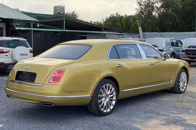 Khi những ngày Tết Nguyên đán đã đến khá cận kề cũng là lúc ông Dũng "Lò Vôi" nhận bàn giao chiếc xe siêu sang Bentley Mulsanne thế hệ mới đầu tiên tại Việt Nam. Chiếc xe này được đưa về nước từ tháng 3/2017 nhưng mãi đến nay mới tìm thấy chủ nhân và được cho ra biển trắng.