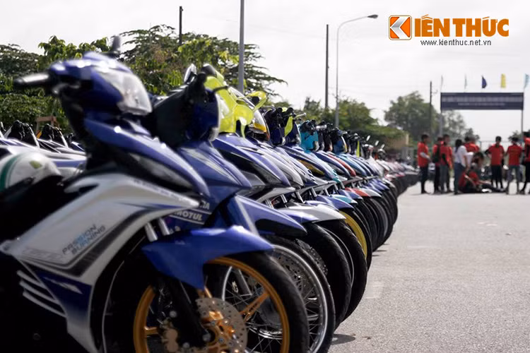 Những chiếc Yamaha Exciter đủ các màu sắc khoe dáng tại đại hội.