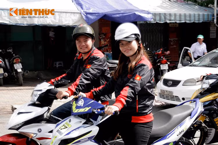 Một biker nữ cũng góp mặt cùng chiếc Exciter độ phong cách MotoGp cá tính của mình.