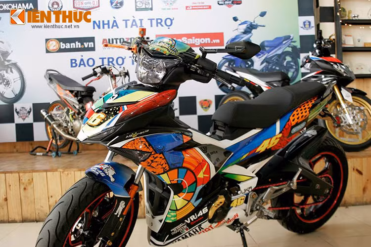 Những chiếc Exciter "hot" nhất góp mặt tại đại hội lần này - đặc biệt nhất chính là chiếc Exciter độ phong cách 46 của tay đua huyền thoại Valentino Rossi của đội đua Yamaha Movistar.