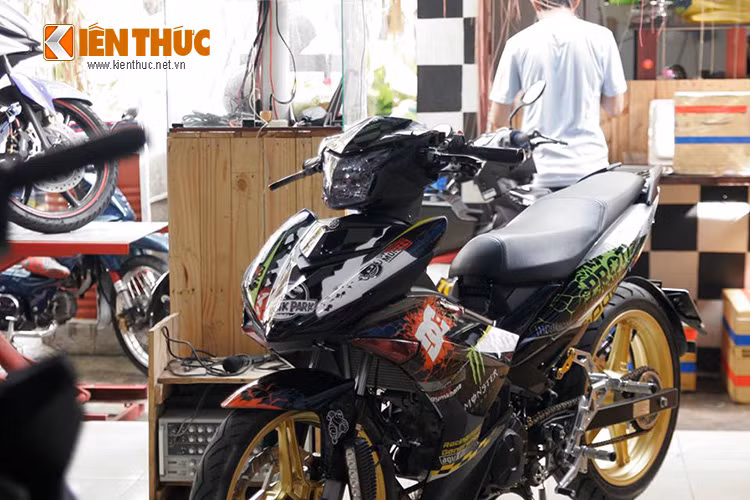 Một chiếc Exciter độ cá tính theo phong cách riêng của chủ xe với nhiều "đồ chơi" hàng hiệu được đắp lên.