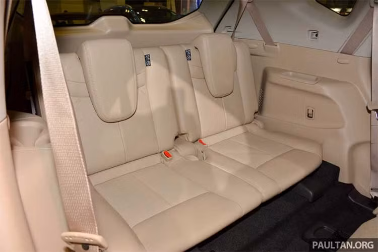 Khoang hành lý của xe có thể tích tăng từ 550l lên thành 565l. Tính năng bố trí linh hoạt "Drive-n-Hide", với 18 cấu hình khác nhau giúp khách hàng có thể tự do cấu hình khoang hành lý tùy vào từng mục đích sử dụng. Nhờ có hàng ghế sau gập 40-20-40, khoang hành lý của xe có thể mở rộng với sàn phẳng hoàn toàn.