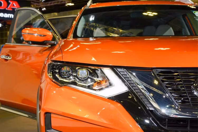 Lưới tản nhiệt của X-Trail bản nâng cấp vẫn mang thiết kế lớn, tạo hình theo ngôn ngữ V Motion quen thuộc. Đèn ban ngày LED dạng boomerang đặc trưng. Đèn chiếu sáng và đèn hậu đều sử dụng công nghệ LED.