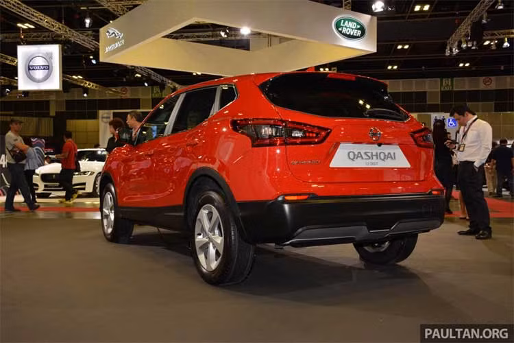 Tại thị trường Singapore, xe Nissan X-Trail bản nâng cấp 2018 chỉ được trang bị khối động cơ xăng 4 xy-lanh, dung tích 2 lít, sản sinh công suất 144 mã lực tại 6.000 vòng/phút và mô-men xoắn 200 Nm tại 4.400 vòng/phút, kết hợp hộp số tự động vô cấp và hệ dẫn động hai cầu.