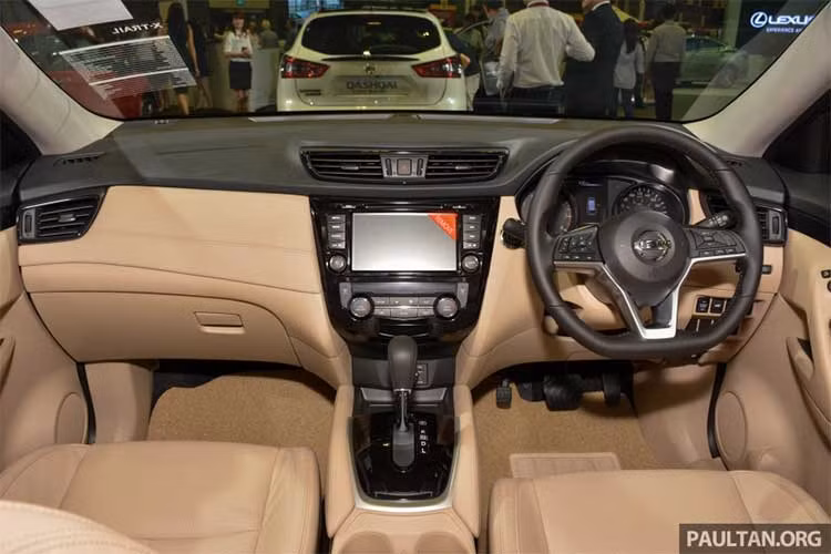 Bên trong, Nissan đã trang bị cho bản nâng cấp X-Trail 2018 tay lái 3 chấu với thiết kế thể thao, kèm theo lẫy chuyển số phía sau vô-lăng. Bảng táp-lô của xe cũng có một chút khác biệt nhẹ. Giữa bảng điều khiển trung tâm là hệ thống thông tin giải trí NissanConnectSM với màn hình cảm ứng 7 inch hỗ trợ tính năng định vị, sử dụng các ứng dụng điện thoại,...