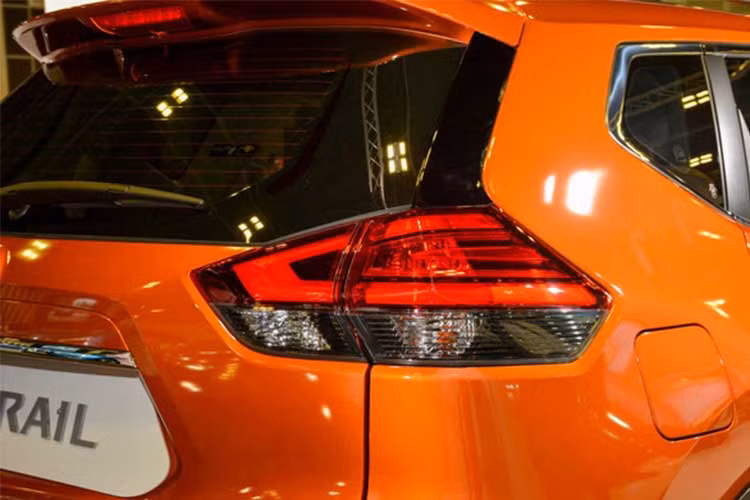 Ngoài ra chiếc xe còn có thêm 3 tùy chọn màu sơn và những bộ mâm kích thước 17, 18 (giống như phiên bản cũ) và 19 inch với thiết kế mới.