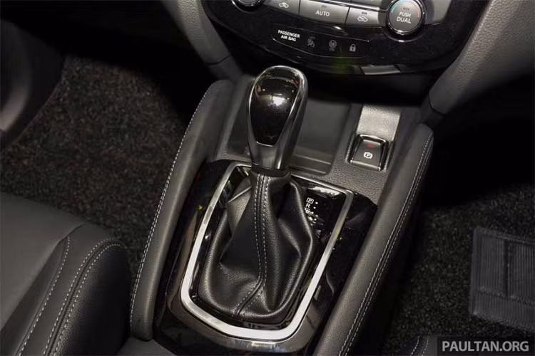 Ngoài ra, cửa khoang hành lý của Nissan X-Trail 2018 là loại chỉnh điện. Người lái có thể khua chân bên dưới cản va để mở cửa khoang hành lý. Tùy từng bản trang bị, X-Trail mới sẽ có thêm hệ thống camera 360 độ, tính năng hỗ trợ đèn pha, cảnh báo giao thông phía sau và can thiệp làn đường thông minh...