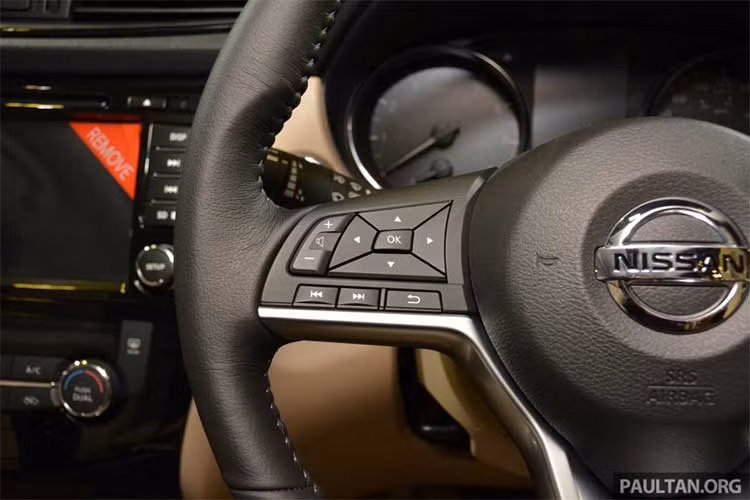 Xe cũng có thêm các lựa chọn vật liệu và màu sắc bọc nội thất mới. Đặc biệt, các phiên bản cao cấp của X-Trail 2018 được trang bị ghế da cao cấp Tekna với chất lượng hoàn thiện rất cao, tương đương với nhiều mẫu xe sang. Các trang bị cao cấp của xe gồm tay lái có sưởi, khởi động máy từ xa, gương hậu và ghế lái nhớ vị trí...