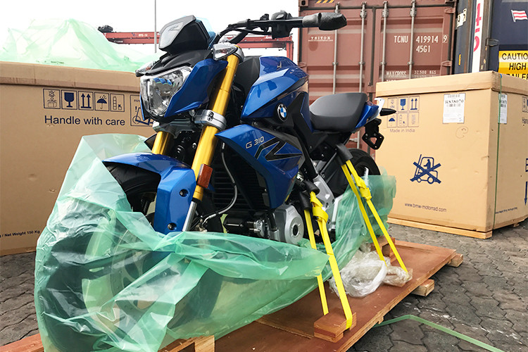 Đầu xy lanh của xe được thiết kế dạng quay ngược, đẩy ống bơm hướng về phía trước - điều này cho phép động cơ được đặt nghiêng, hướng trọng lượng về bánh trước trong khi giữ thẳng ống xả ở bánh sau. G310 mới cũng được giới chuyên môn đánh giá là chiếc môtô vừa có giá thành hợp lý, vừa mang lại trải nghiệm thú vị cho những người trẻ tuổi.