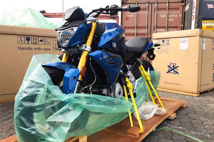 Đầu xy lanh của xe được thiết kế dạng quay ngược, đẩy ống bơm hướng về phía trước - điều này cho phép động cơ được đặt nghiêng, hướng trọng lượng về bánh trước trong khi giữ thẳng ống xả ở bánh sau. G310 mới cũng được giới chuyên môn đánh giá là chiếc môtô vừa có giá thành hợp lý, vừa mang lại trải nghiệm thú vị cho những người trẻ tuổi.