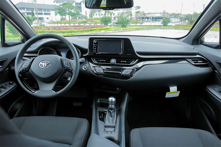 Khoang nội thất của xe được thiết kế dựa trên khái niệm Tech Sensual hoàn toàn mới, gồm vô-lăng ba chấu tích hợp các nút điều khiển chức năng. Đây là phiên bản gần như cao cấp nhất với đầy đủ các trang bị tiện nghi đáng giá như ghế bọc da loại tốt, xen kẽ hai màu nâu và đen với họa tiết ca-rô phong cách.