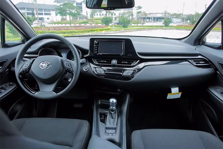 Khoang nội thất của xe được thiết kế dựa trên khái niệm Tech Sensual hoàn toàn mới, gồm vô-lăng ba chấu tích hợp các nút điều khiển chức năng. Đây là phiên bản gần như cao cấp nhất với đầy đủ các trang bị tiện nghi đáng giá như ghế bọc da loại tốt, xen kẽ hai màu nâu và đen với họa tiết ca-rô phong cách.