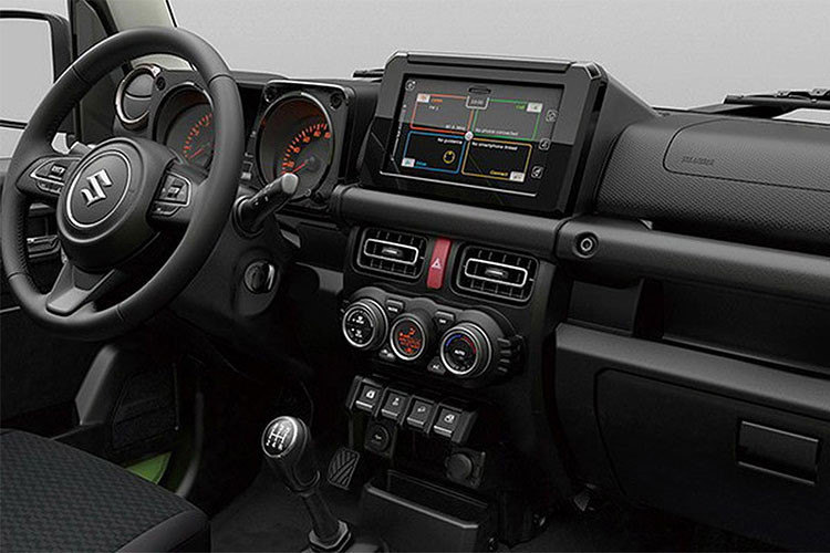 Suzuki Jimny 2019 mới ngoài việc thu hút bằng lối thiết kế bên ngoài cứng cáp, góc cạnh, bên trong cũng nổi bật không kém khi được trang bị một màn hình cảm ứng AVN và điều khiển khí hậu vùng độc lập. Xe có bảng táp-lô mới và cụm đồng hồ điều khiển dạng analog tích hợp màn hình hiển thị thông số nhỏ ở chính giữa, vô-lăng 3 chấu...