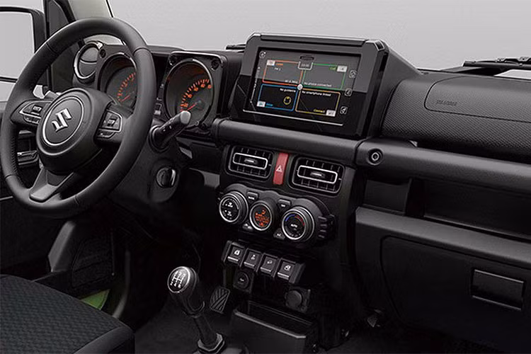 Suzuki Jimny 2019 mới ngoài việc thu hút bằng lối thiết kế bên ngoài cứng cáp, góc cạnh, bên trong cũng nổi bật không kém khi được trang bị một màn hình cảm ứng AVN và điều khiển khí hậu vùng độc lập. Xe có bảng táp-lô mới và cụm đồng hồ điều khiển dạng analog tích hợp màn hình hiển thị thông số nhỏ ở chính giữa, vô-lăng 3 chấu...