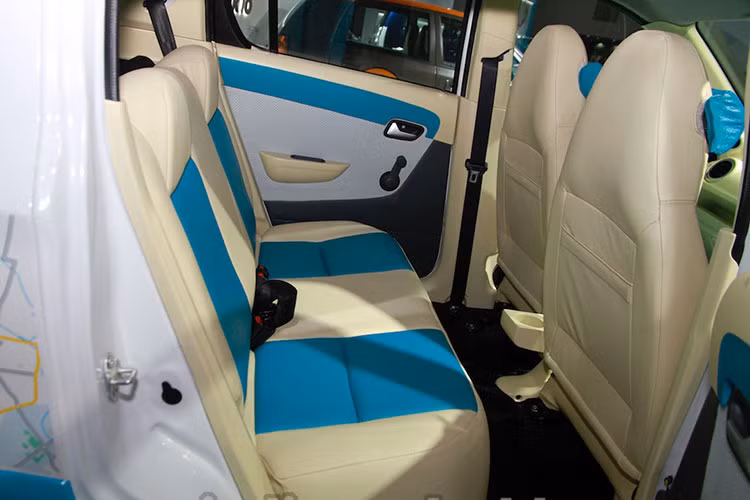 Bảng đồng hồ cùng các trang bị trên táp lô thiết kế khá đơn điệu khi thiết các chức năng không mới, nổi bật. tuy nhiên, hàng ghế thứ hai của xe lại khá linh động khi có thể gập xuống sàn để tăng dung tích chở đồ.