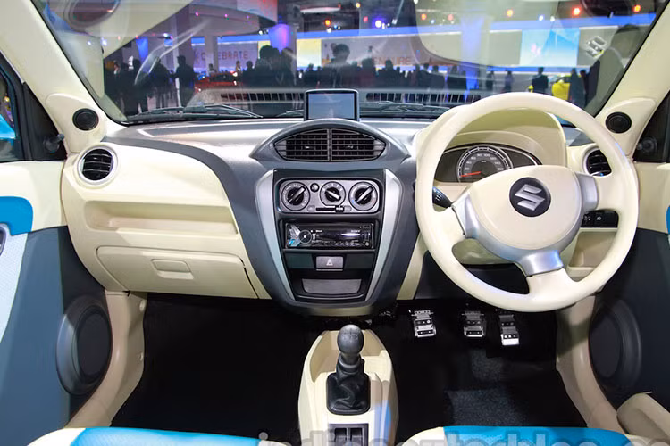  Bên trong Suzuki Alto 800 mới là không gian nội thất đơn giản với ghế và nội thất bọc giả da, vô lăng không tích hợp nút bấm tiện ích. Trang bị trên xe không có gì nhiều ngoài đầu CD tương thích MP3, Fm. Điều hoà và gương chiếu hậu chỉnh tay.
