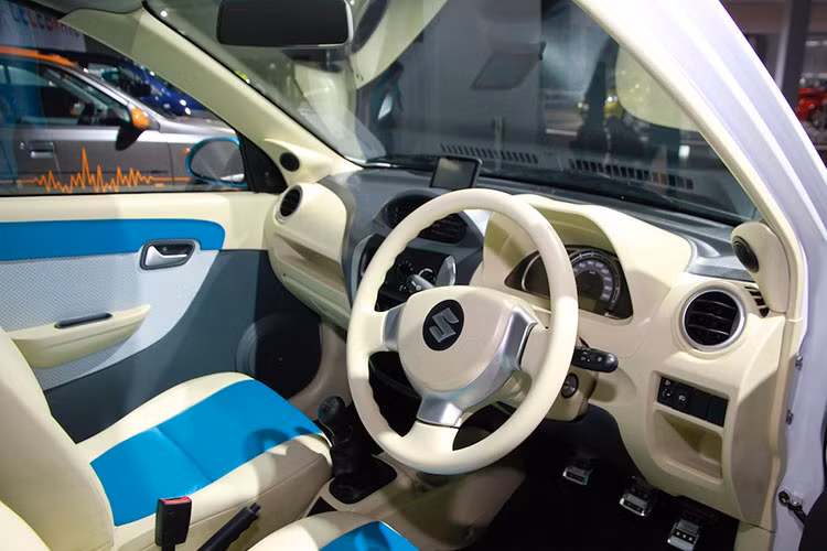  Với việc bán ra với mức giá "siêu rẻ", các nhà sản xuất tại thị trường này đương nhiên phải lược bớt một số trang thiết bị như túi khí cho Alto 800. Cụ thể một số bản chỉ được trang bị túi khí bên phía người lái.