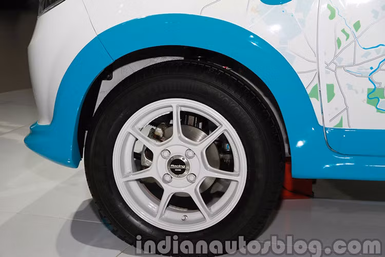 Tuy nhiên, nếu so sánh với Morning - Alto có vóc dáng thể thao hơn và phù hợp cho giới mày râu cầm lái. Kết cấu kiểu hatchback của xe được thiết kế với phần đuôi khá đẹp mang phong cách của đàn anh Swift.