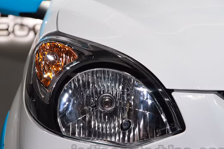 Về thiết kế, Suzuki Alto 800 mới được trang bị đầu xe nâng cấp với cụm đèn pha, lưới tản nhiệt và cản va mới. Trên cản va còn có cả đèn sương mù. Theo hãng Suzuki, cản va và lưới tản nhiệt mới đã được tăng chiều dài thêm 35 mm.