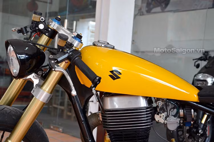 Bình xăng được gò thủ công với hai tông màu vàng đen cực chất.