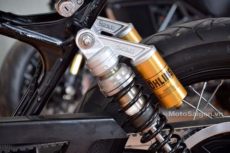 Chiếc cafe racer này được chủ nhân đầu tư bộ giảm sóc sau Ohlins.