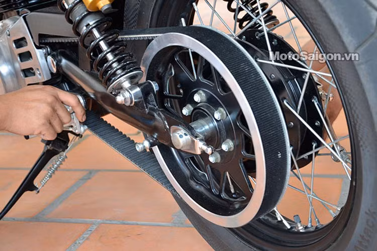 Ngoài việc được trang bị truyền động bằng dây cuara, chiếc Suzuki cafe racer này còn được chủ nhận trang bị cặp lốp hàng hiệu.