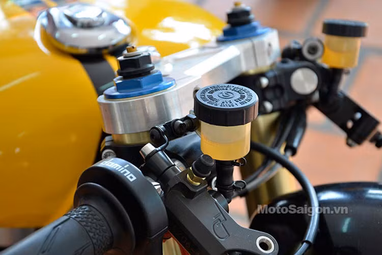 Xe được trang bị an toàn với phanh đĩa đơn trước. Cặp giảm sóc up side down phía trước.