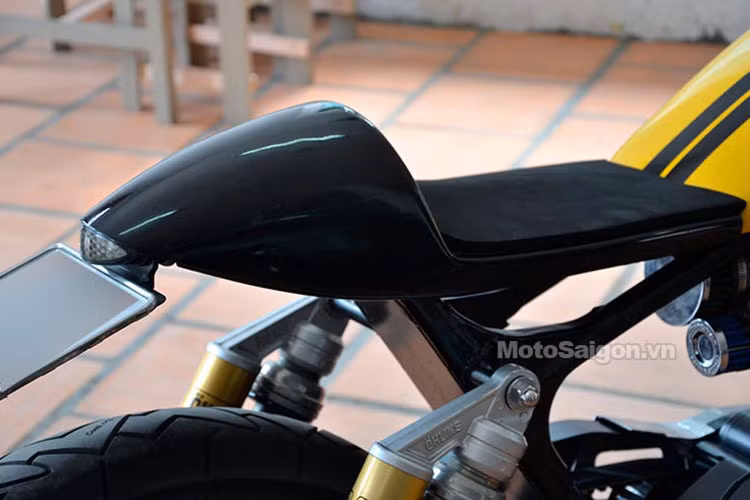 Yên xe solo với ốp sau tạo điểm nhấn.