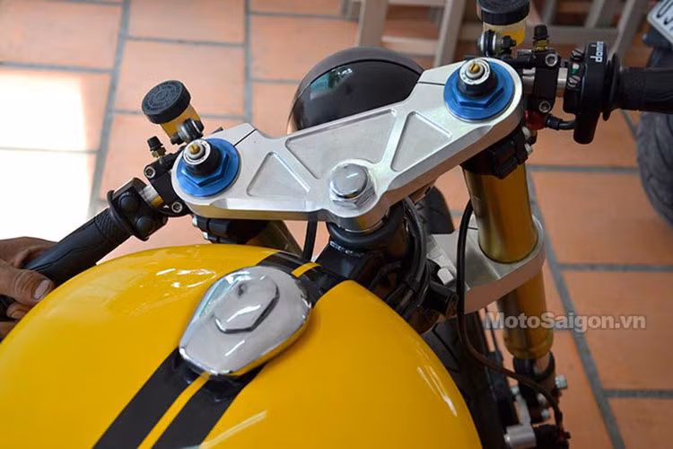 Cặp bao tay Domino, bình dầu tay thắng và tay côn.