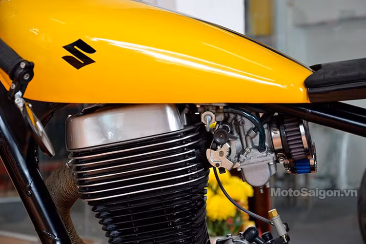 Xe sử dụng máy bầu 1 xi lanh cùng bộ chế hoà khí kiểu cũ.